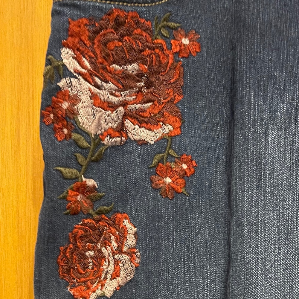 Gloria Vanderbilt Embroidered Jeans